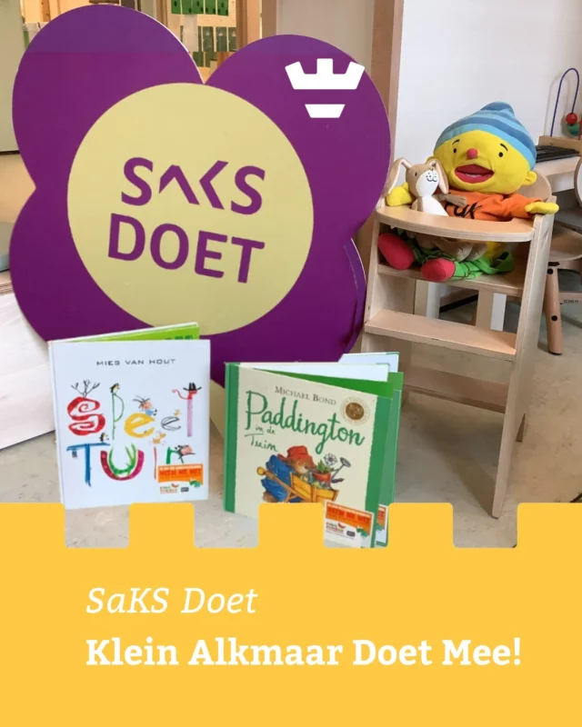 SaKS Doet – Klein Alkmaar Doet Mee!Bij SaKS willen ze de kinderen en medewerkers leren hoe ze een positieve impact kunnen hebben op de wereld om hen heen. Daarom hadden ze afgelopen week hun SaKS Doet week waarin de scholen zich inzetten voor een ander. Dat sluit wel erg mooi aan op onze missie “Blije, gezonde kinderen met aandacht voor de wereld om heb heen”.Het was daarom een logische stap om in de SaKS Doet week met onze vestigingen aansluiting te zoeken: SaKS Doet – Klein Alkmaar Doet Mee.Waar vonden wij elkaar? Onder andere bij de Percivalstraat waar de leerlingen van de Wegwijzer onze peuters kwamen voorlezen. De Stempelmakerstraat/Schoenmakerstraat sloten aan bij een kledingruilbeurs die door de Burijn werd georganiseerd. En onze vestiging aan de Kofschipstraat ging met basisschool het Kompas met vuilprikkers de buurt in.