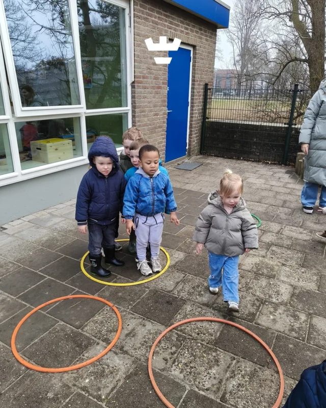 Lekker bewegen, springen en spelen tijdens de peutergym op de Pieter Langendijkstraat 🤸‍♂️Samen in de hoepel stappen, van hoepel naar hoepel bewegen en ondertussen oefenen met balans en motoriek.Zo werken we spelenderwijs aan de ontwikkeling van de kinderen ✅