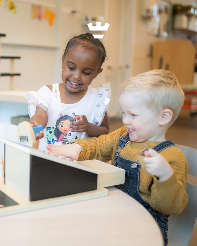 Onze dagopvang biedt kinderen van 0 tot 4 jaar een warme en veilige omgeving. De hele dag door liefdevolle zorg en aandacht? Dat is bij ons een vanzelfsprekendheid 💕We werken met een vast dagritme, gevuld met leuke en leerzame activiteiten. Denk aan knutselen, zingen, samen spelen en lekker buiten ravotten in onze groene tuin 🌿 En natuurlijk mogen de allerkleinsten op de dagopvang de wereld vooral in hun eigen tempo ontdekken.👉 Benieuwd naar de sfeer? Plan een rondleiding in en neem een kijkje bij een van onze vestigingen ✨