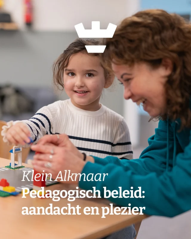 Bij Klein Alkmaar werken we vanuit een heldere pedagogische visie, ontwikkeld uit 8 belangrijke punten. Een van die punten is 'aandacht en plezier'.Wij vinden het belangrijk dat kinderen voelen dat ze gezien en gehoord worden. Daarom luisteren onze pedagogisch professionals actief naar woorden, kijken ze naar non-verbale signalen en creëren ze ruimte voor emoties zoals plezier, boosheid of verdriet.Die emotionele veiligheid is de basis voor groei, ontspanning en écht contact binnen de groep. Zo bouwen onze pedagogisch professionals elke dag aan een plek waar plezier en persoonlijke ontwikkeling hand in hand gaan 💛