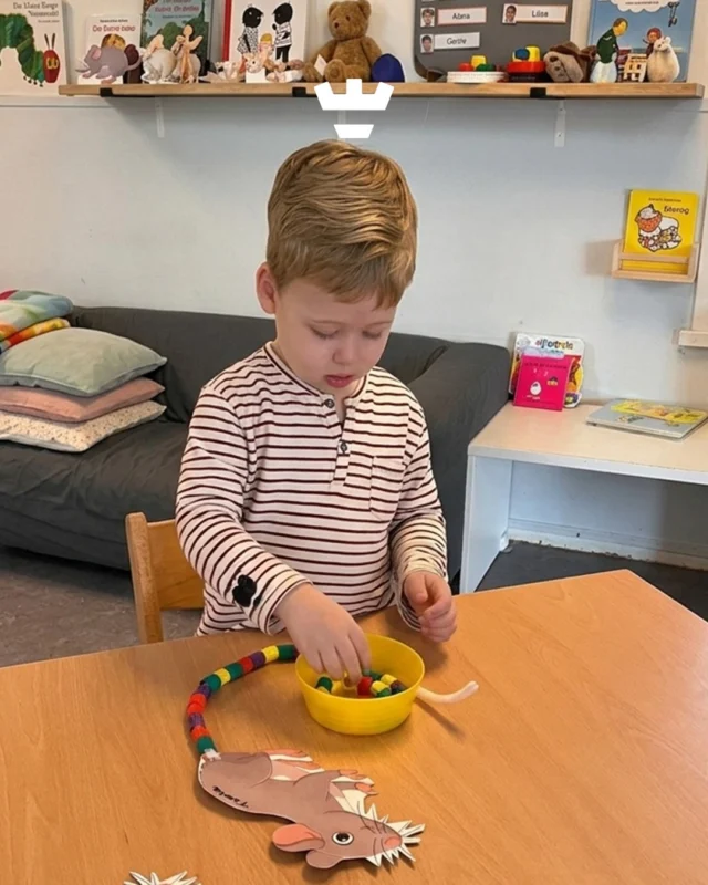 Spelenderwijs leren én samen ontdekken 🐭🎨Op onze peuteropvang staat samen spelen centraal. Kinderen leren ontzettend veel van elkaar, terwijl wij hun ontwikkeling op een speelse manier stimuleren. Zo wennen ze stap voor stap aan een schoolse situatie, altijd in een vertrouwde en uitdagende omgeving.Tijdens het thema huisdieren bij onze peuters van Muiderwaard gingen we creatief aan de slag: pastakralen rijgen op de staart van een muis 🐭 Hier komen concentratie, fijne motoriek én plezier samen!Met elkaar, ouders en pedagogisch professionals, begeleiden we ieder kind in zijn of haar groei 💛