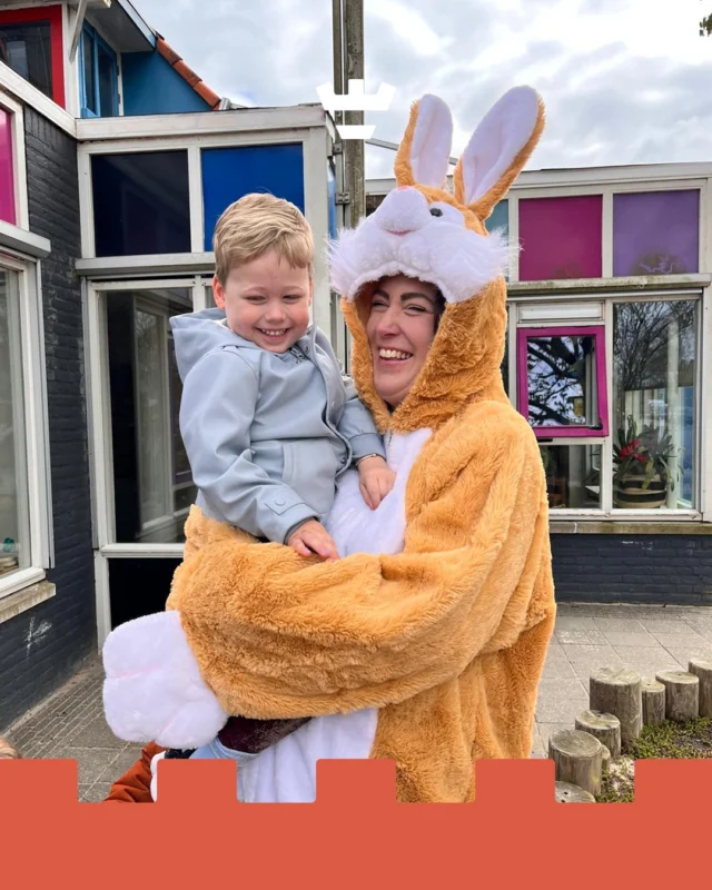 Wat een gezellig bezoek bij onze peuters van Muiderwaard! 🐰🌷Er kwam namelijk een heel bijzondere gast langs… de paashaas! Met grote oren, een vrolijke lach en natuurlijk een mandje vol verrassingen bracht hij een hoop enthousiasme met zich mee.Er werd gespeeld, gelachen en vol verwondering gekeken. En stiekem ook goed rondgekeken… want waar de paashaas is, zijn vaak ook eitjes te vinden 👀🥚