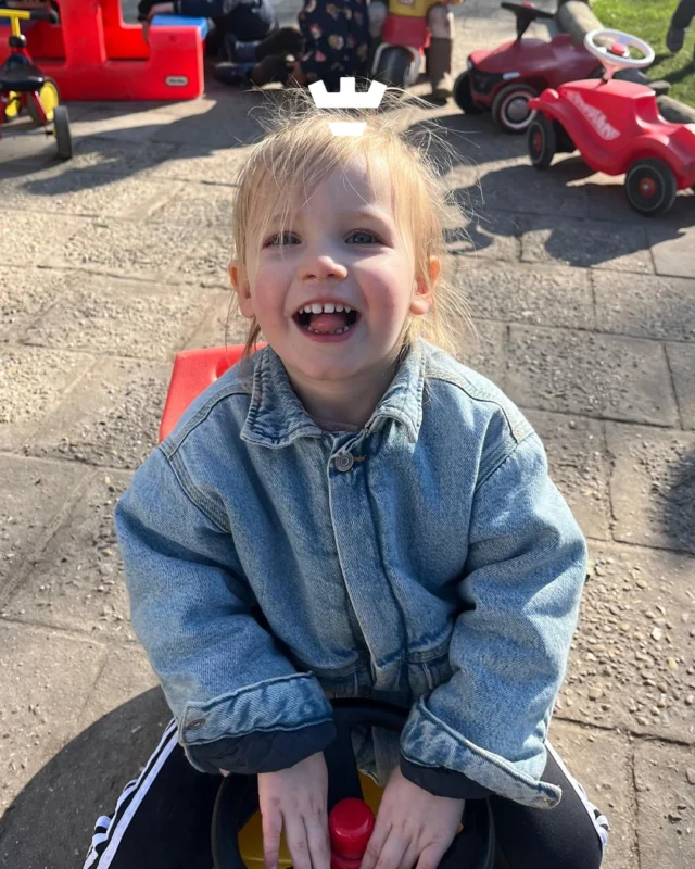 Op de meeste van onze kinderdagverblijven vind je horizontale groepen. Dat betekent dat de kinderen op leeftijd ingedeeld worden in baby-, dreumes- en peutergroepen 👶👧Op de vestigingen Muiderwaard, Jan Steenstraat, Damakker en Heilooërdijk werken we met verticale groepen. Hier bestaat elke groep uit kinderen van 0 tot 4 jaar.Voor welke vorm je ook kiest, één ding blijft altijd hetzelfde: ieder kind krijgt de aandacht en begeleiding die het nodig heeft ✨