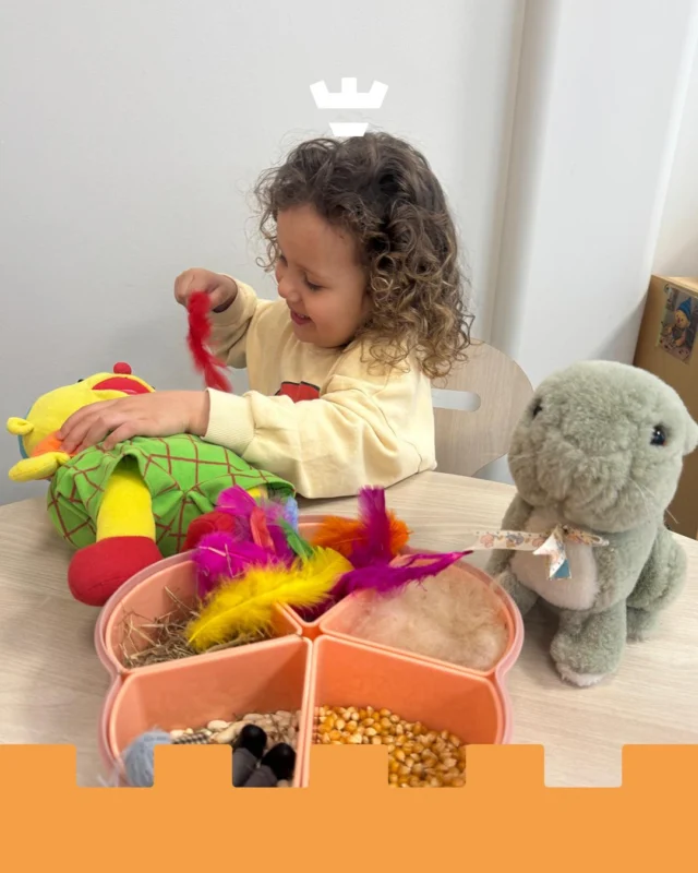 Puk helpt op de boerderij 🐄🌾Bij onze peuteropvang aan de Judith Leysterstraat gingen de kinderen aan de slag met een voelbak. Dit is een speelse manier om verschillende materialen met de zintuigen te ontdekken.Door te voelen, pakken en onderzoeken leren kinderen het verschil tussen bijvoorbeeld zacht, hard, ruw en glad. Dit stimuleert niet alleen de fijne motoriek, maar ook de nieuwsgierigheid en fantasie ✨In onze boerderij-voelbak vonden de kinderen onder andere wol, veertjes en graantjes. Wat voelt dat allemaal anders!