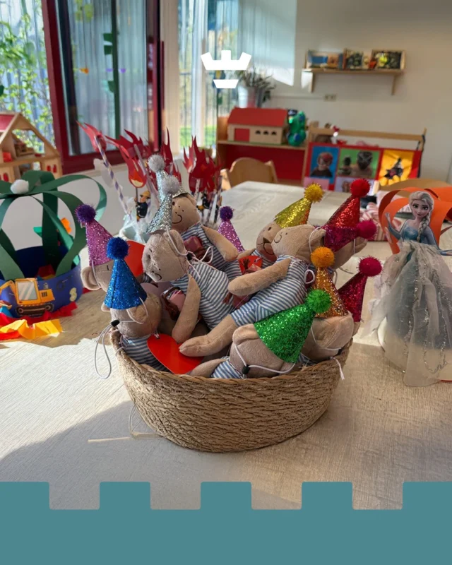 Bij Klein Alkmaar ben je niet zomaar jarig. Daar ben je heel erg jarig!En als je deze persoonlijke feestmutsen ziet, begrijp je meteen waarom jouw kind vol ongeduld naar zijn of haar verjaardag uitkijkt 🎂 Wat zijn onze pedagogisch professionals toch toppers.Deze vrolijke foto komt van de peutergroep aan de Stempelmakerstraat 💛