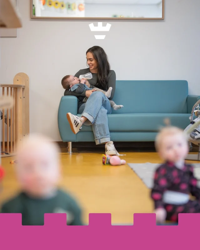 Bij ons worden de pedagogisch professionals op de babygroepen opgeleid tot babyspecialist 👶✨ Zo hebben zij extra kennis over de lichaamshouding en het gedrag van de allerkleinsten.Hierdoor kunnen ze nóg beter inspelen op wat jouw kind nodig heeft. In de dagelijkse verzorging op het kinderdagverblijf, maar vooral in hun ontwikkeling 💛