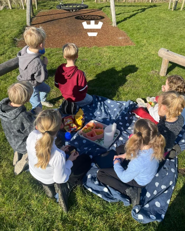 Wat zou jouw kind het liefst voor of na school willen doen? Even lekker chillen, voetballen met vrienden, knutselen of een potje Stratego?Bij de buitenschoolse opvang van Klein Alkmaar kan het allemaal 🙌 Ieder kind heeft andere behoeftes en daarom bieden wij een gevarieerd aanbod.En dankzij onze persoonlijke aandacht en vertrouwde sfeer zorgen we ervoor dat ieder kind zich helemaal thuis voelt.Met vestigingen in alle wijken van Alkmaar is er altijd een BSO dichtbij. Hier maken kinderen vrienden én mooie herinneringen 😊