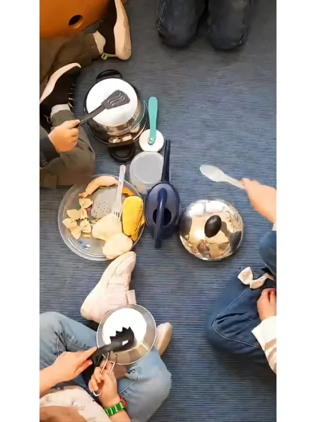 Spelen of spelend leren? Vaak genoeg gaat dat hand in hand of loopt dat vanzelf in elkaar over.Op de peuteropvang aan de Sneeuwgansstraat ontdekten de kinderen hoe leuk het is om samen muziek te maken… met de spullen uit de keuken 🥄🥁Door ruimte te geven aan hun eigen fantasie stimuleren we de creativiteit, motorische ontwikkeling en het samen spelen ✨