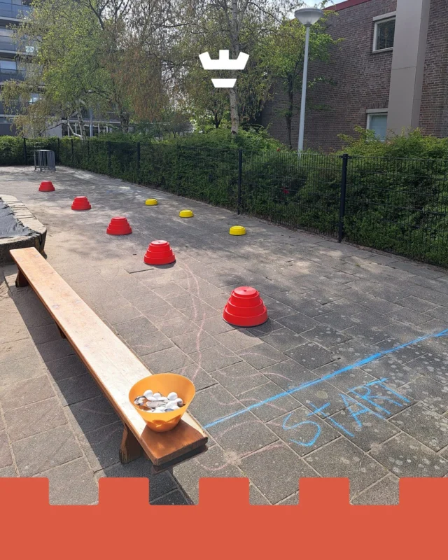 Koningsspelen op de Anna Paulownastraat 🧡👑Natuurlijk haken wij aan bij deze landelijke dag die in het teken staat van samen bewegen, gezond eten en vooral veel plezier maken.En of dat is gelukt! Met een stempelkaart in de hand gingen de kinderen langs allerlei leuke activiteiten – van een parcours afleggen met een eitje tot het spelen van vier op een rij.
