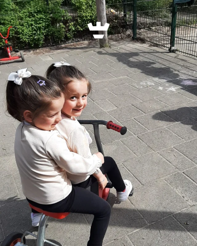 Wat een lieve foto van onze peuters aan de Sneeuwgansstraat 🥰Als je een tweeling bent, deel je natuurlijk alles… zelfs je fiets 🚲