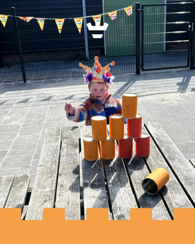 Hebben jullie ook zo genoten van Koningsdag? 🧡👑Vorige week kwamen we al helemaal in de feeststemming tijdens de Koningsspelen.Deze leuke foto van onze vestiging Olympiaweg vat in één beeld samen waar het bij Koningsdag om gaat 🎉