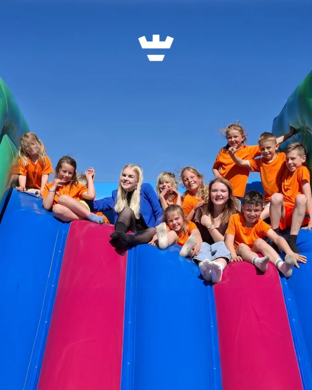De meivakantie op onze BSO's? ☀️ Die zat bomvol leuke activiteiten:🗺️ avontuurlijke speurtocht door de wijk
🧹 clean-up in de buurt
🏃‍♂️ sportdag met Smiley Sports
🏅 knutselen van eigen medailles
⚽ fanatiek voetbaltoernooiAls kers op de taart kregen de kinderen les in zumba, ballet en yoga, verzorgd door onze eigen pedagogisch professionals. Zo zetten we de talenten van ons team nóg meer in 💛Een week vol afwisseling dus. Precies zoals we het willen, want we weten dat niet ieder kind hetzelfde leuk vindt. Zo is er voor iedereen iets te ontdekken en te beleven!