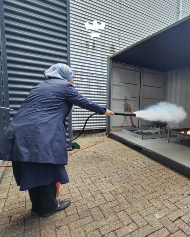 Veiligheid staat bij Klein Alkmaar voorop. Daarom zijn onze pedagogisch professionals weer op bhv-herhaling geweest 💪Van reanimatie en EHBO tot brandjes blussen en ontruimen: alles kwam aan bod. Zo zorgen we ervoor dat we in elke situatie snel én adequaat kunnen handelen.