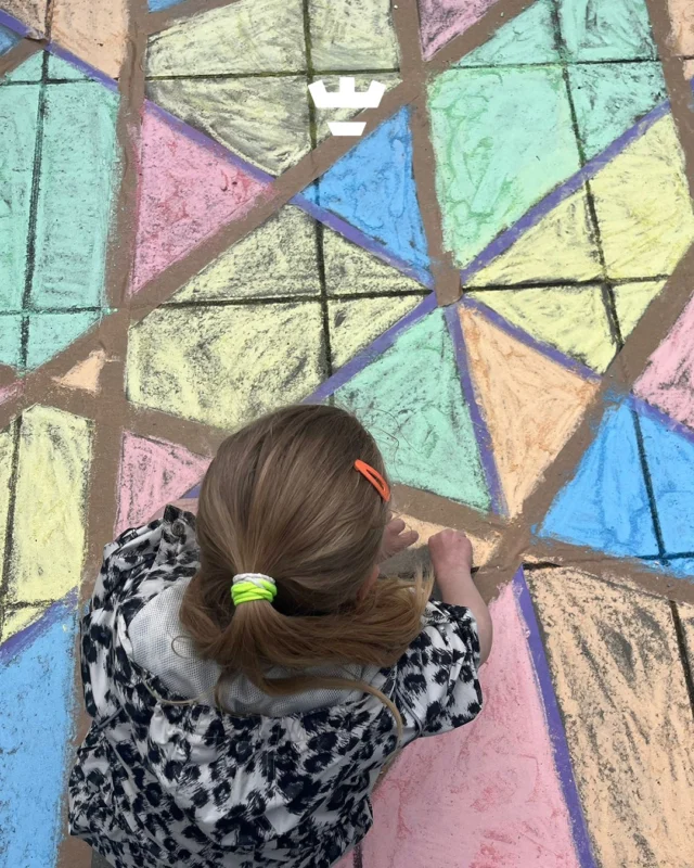 De kinderen van BSO Judith Leysterstraat en Olympiaweg pakten het stoepkrijt erbij. Samen toverden ze de stoep om in een vrolijk kunstwerk 🎨 Hier word je toch blij van? 🌈