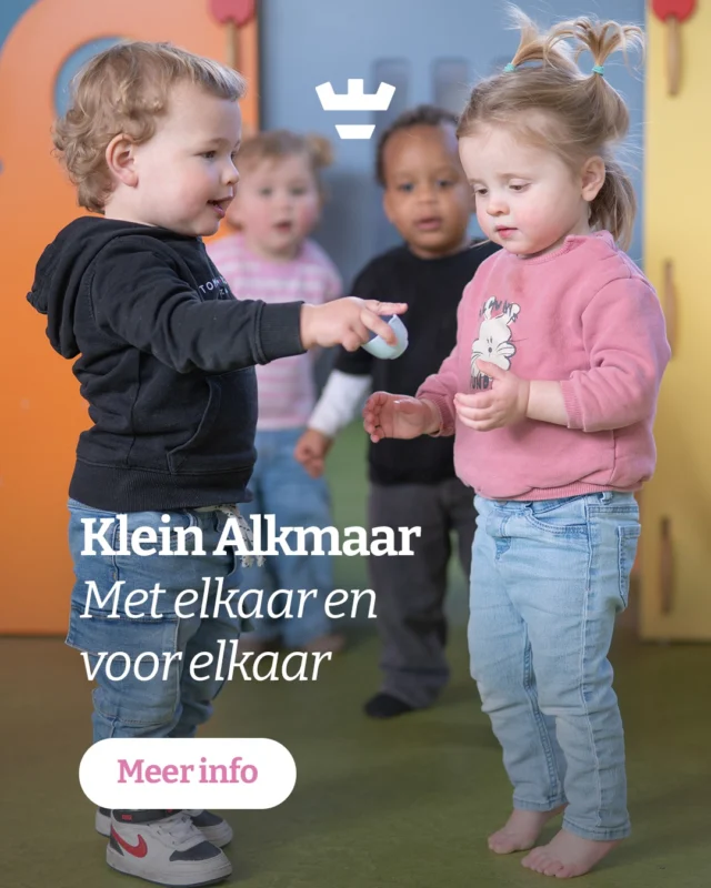 Bij Klein Alkmaar werken we vanuit een heldere pedagogische visie, opgebouwd uit 8 belangrijke punten. Een van onze pedagogische punten is 'met elkaar en voor elkaar'.Samen spelen, samen delen en samen oplossen: dát is waar dit punt om draait. Kinderen leren bij ons hoe fijn het is om met én voor elkaar te zorgen en hoe ze respectvol kunnen samen spelen 🧒👧Door sociale vaardigheden van jongs af aan te stimuleren, leggen we de basis voor vriendschappen en een warm groepsgevoel. Een mooie voorbereiding op de wereld om hen heen 💛