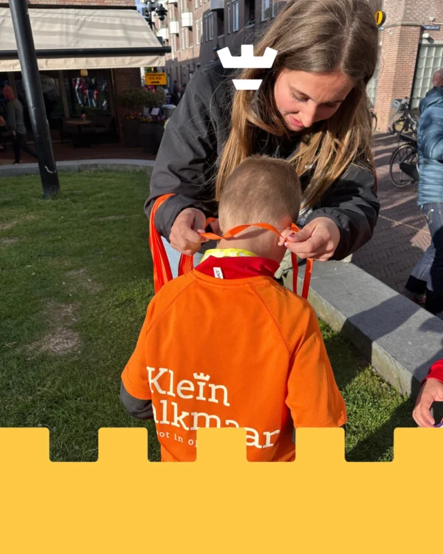 Natuurlijk waren wij er gisteravond ook bij. Al jaren doen wij mee met het grootste en leuke hardloopfeestje van Alkmaar: de Alkmaar City Run!🏅 60 Kinderen van verschillende vestigingen kwamen trots hun medaille bij ons ophalen en om éven te vertellen hoe het was gegaan. Of het zwaar was of juist een 'makkie'. Of ze sneller waren dan vorig jaar of gewoon even zeggen hoe leuk ze het vonden om mee te doen (en volgend jaar zeker weer mee rennen).🧡 En wij? Wij genieten er enorm van om de kinderen ook op zulke momenten mee te mogen maken.